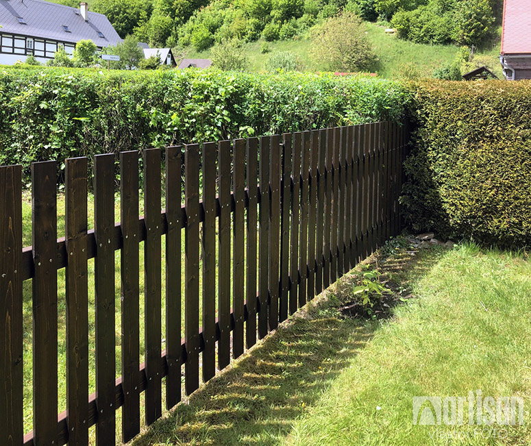 Dřevěný plot ošetřený lazurou Lignovit - odstín Palisander