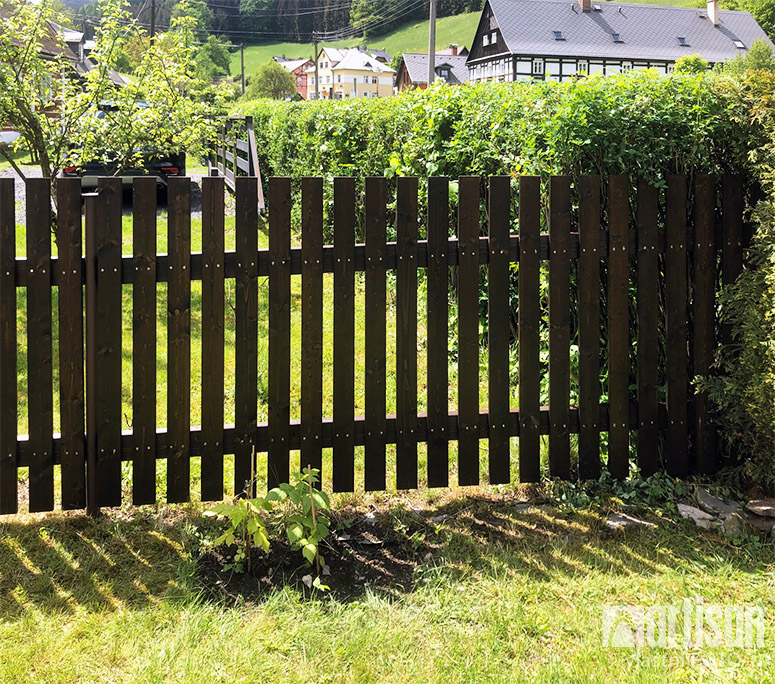 Dřevěný plot ošetřený lazurou Lignovit - odstín Palisander