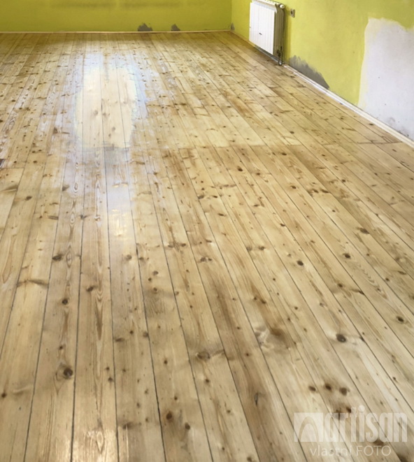 dřevěná smrková podlaha ošetřená OSMO Tvrdým voskovým olejem